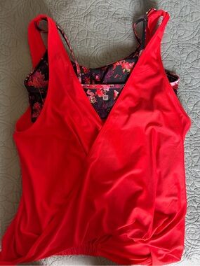 Fabletics Lucia Tank M/8 Red 2-in-1 Floral Sports Bra Twisted Back